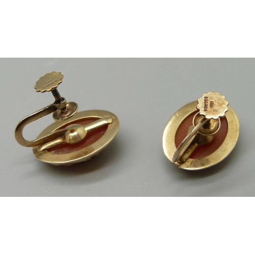 958 - A pair of 10k gold screw-back cameo earrings, 4.5g