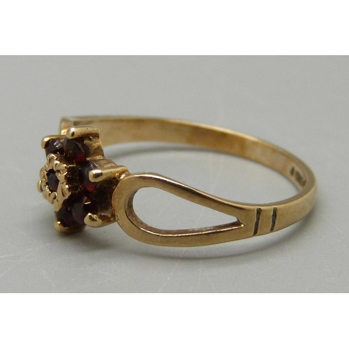 966 - A 9ct gold and garnet flower cluster ring, 1.4g, L