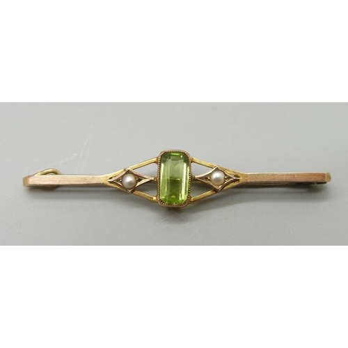 978 - A yellow metal, peridot and pearl brooch (tests as 9ct gold), 2.8g