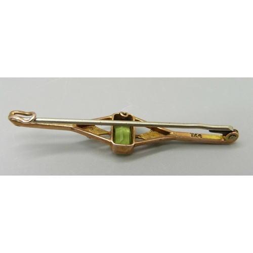 978 - A yellow metal, peridot and pearl brooch (tests as 9ct gold), 2.8g