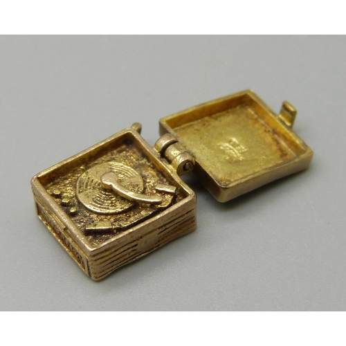 980 - A 9ct gold opening table gramophone charm, 3.4g