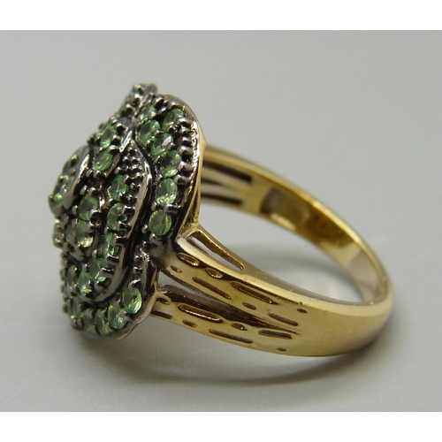 990 - A silver gilt and green stone cluster ring, Q