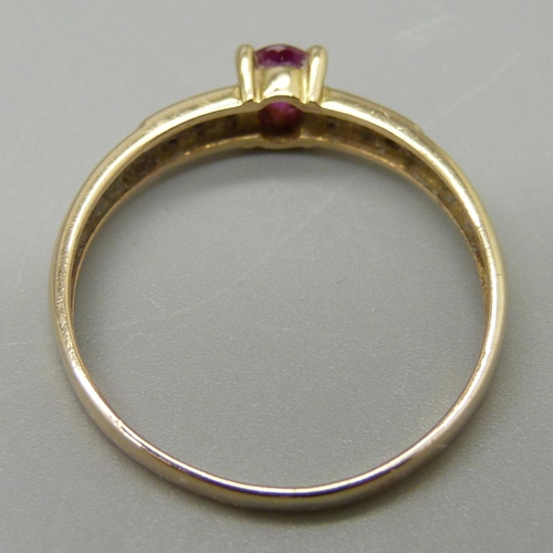 991 - A 9ct gold, ruby and diamond ring, 1.4g, R