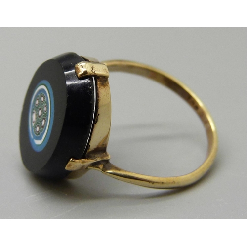 998 - A 9ct gold, onyx and millefiori ring, 3.1g, O