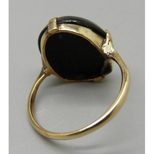 998 - A 9ct gold, onyx and millefiori ring, 3.1g, O