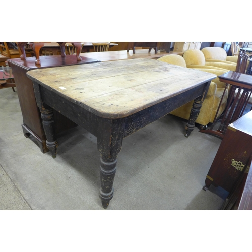 141 - A Victorian pine farmhouse kitchen table