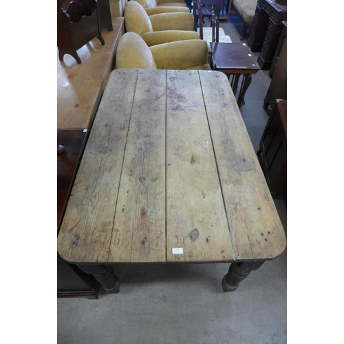 141 - A Victorian pine farmhouse kitchen table