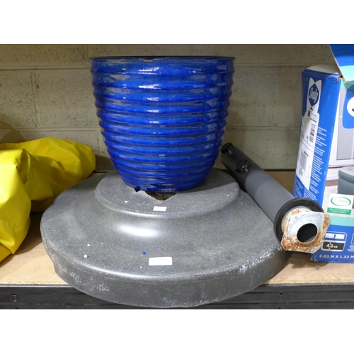 3298 - Ceramic Planter 27Cm and Sungrade Umbrella Stand , (258-429,438)   * This lot is subject to vat