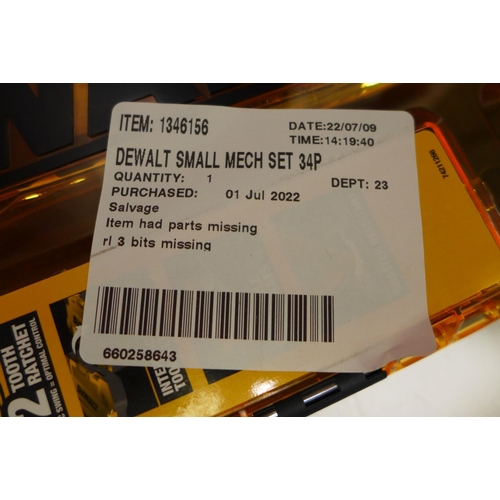 3109 - Dewalt Small Mech Ratchet and attachments, (258-433)   * This lot is subject to vat