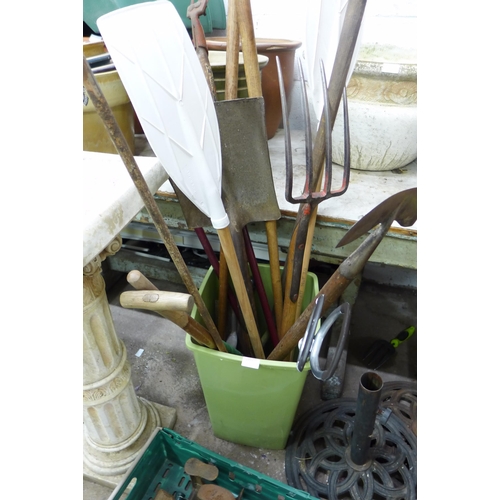 2335 - Bundle of garden tools incl. fork, spades, rake, oars and more