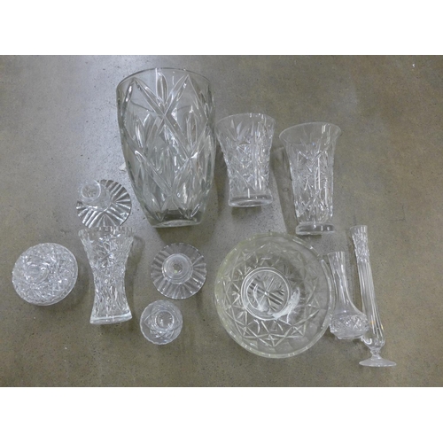 1046 - A Lalique lion head vase, a/f and a collection of other glassware **PLEASE NOTE THIS LOT IS NOT ELIG... 