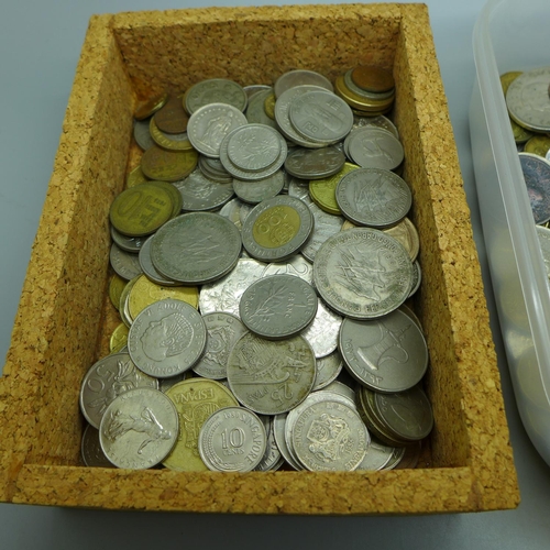 628 - A collection of British and foreign coins