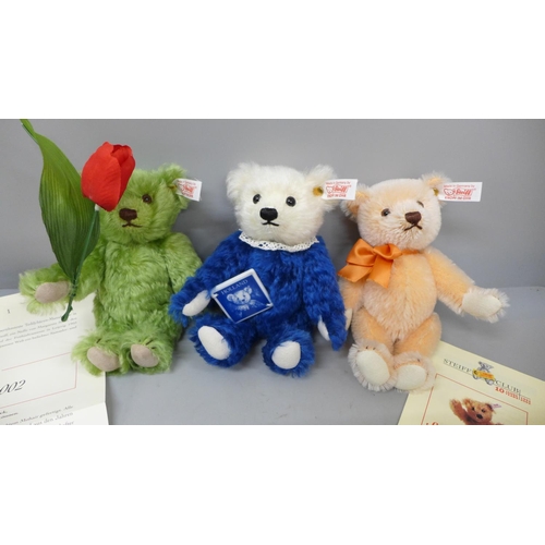 652 - A set of three Steiff bears, Holland set 2002, boxed