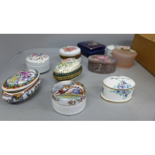 667 - A collection of twenty seven trinket boxes