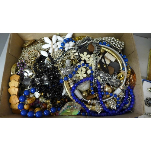 669 - Costume jewellery including earrings and rings