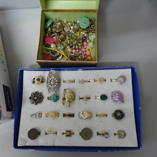 669 - Costume jewellery including earrings and rings