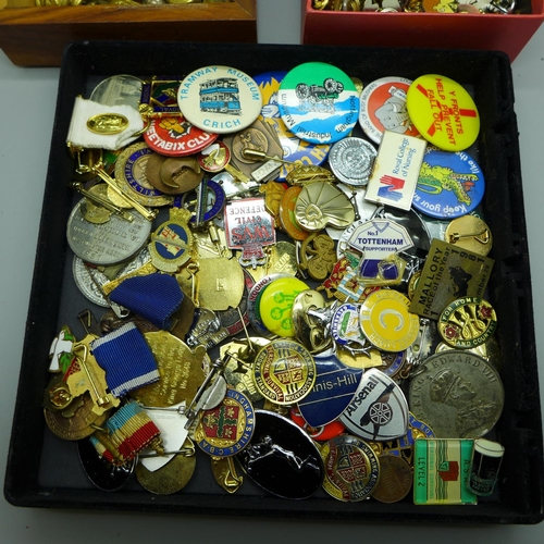 674 - A collection of badges and uniform buttons