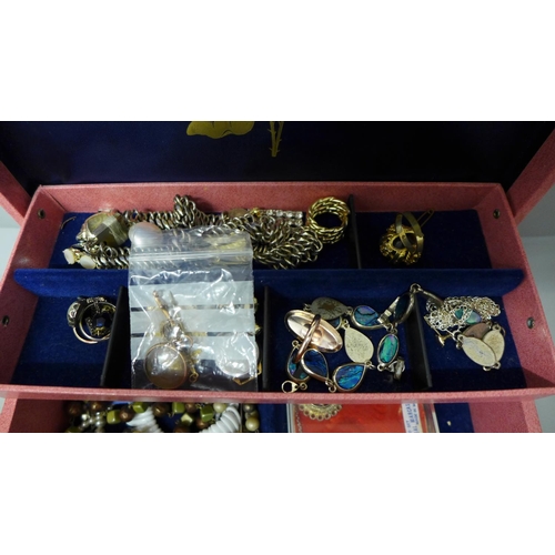 710 - A pink jewellery box of costume jewellery including 2.3g of 9ct gold (cross, brooch and pendant)