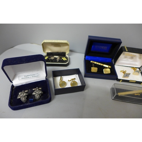 727 - Cufflinks, tie-pins, etc.