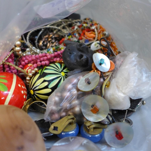 762 - Costume jewellery including silver and white metal, a table lighter, a WWI 1914 Christmas tin, a/f