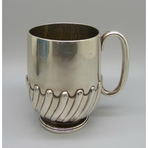 810 - A Victorian silver mug, in a fitted case, London 1883, 109g