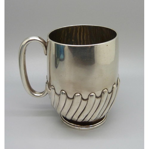 810 - A Victorian silver mug, in a fitted case, London 1883, 109g