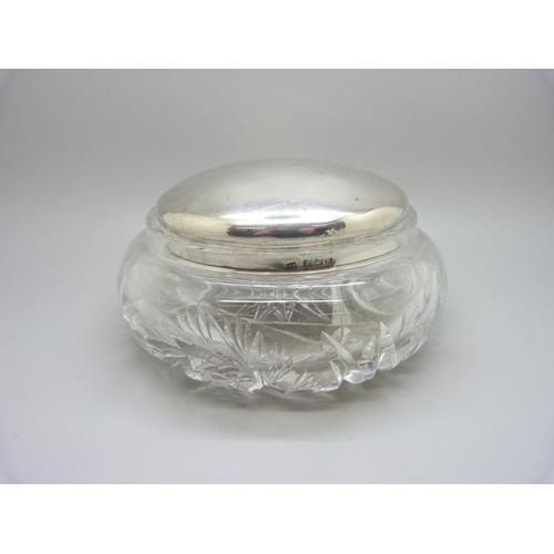 820 - A silver lid, 76g and a cut glass bowl