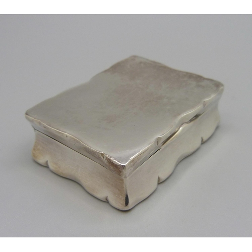 831 - A Victorian silver snuff box, Chester 1894, 45g, 5cm