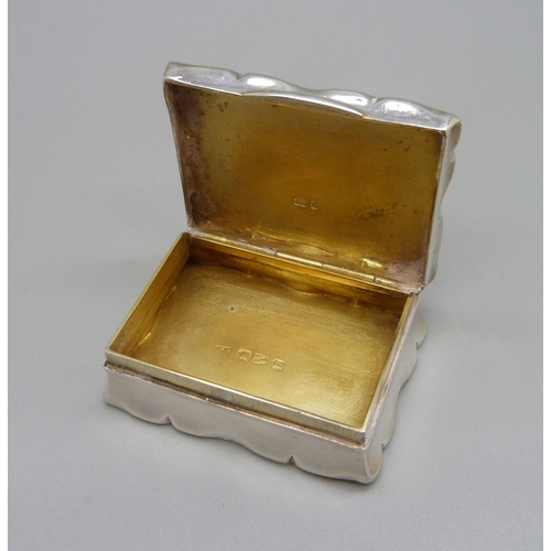 831 - A Victorian silver snuff box, Chester 1894, 45g, 5cm