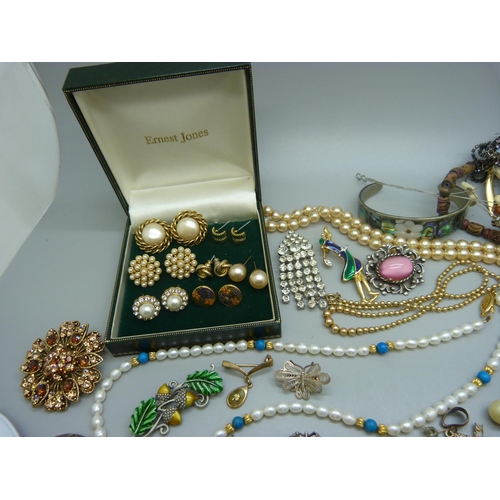 840 - A collection of costume jewellery