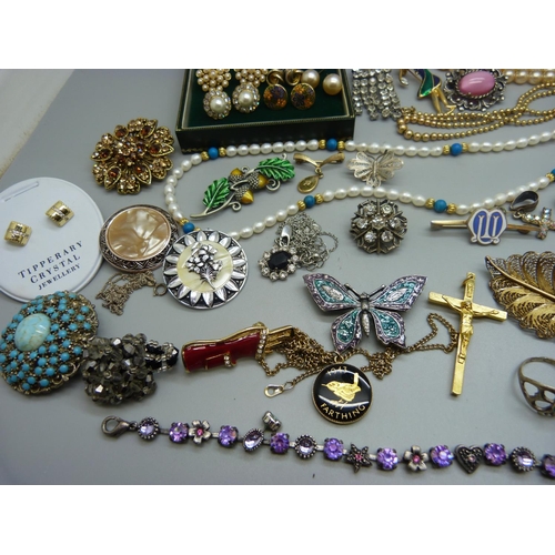 840 - A collection of costume jewellery