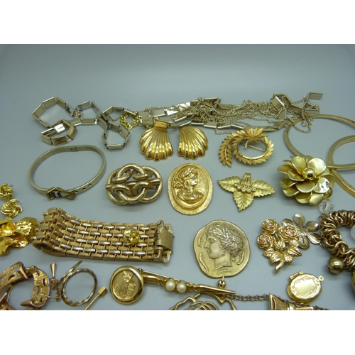 846 - Gold tone costume jewellery