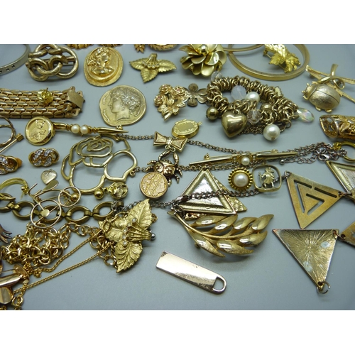 846 - Gold tone costume jewellery