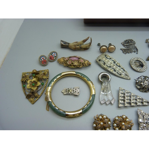 856 - A jewellery case of vintage clips, brooches, micro-mosaic, etc.