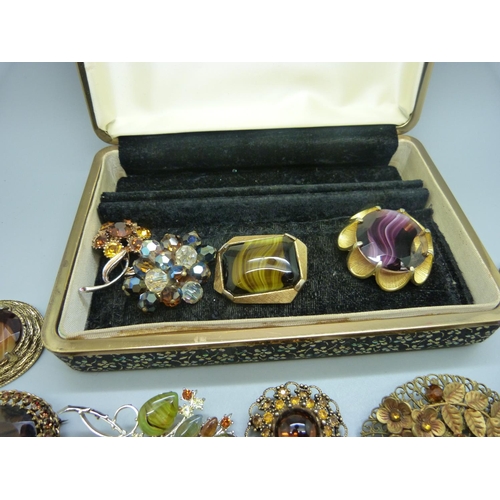 858 - A collection of brooches