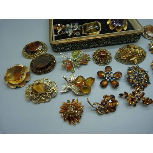 858 - A collection of brooches