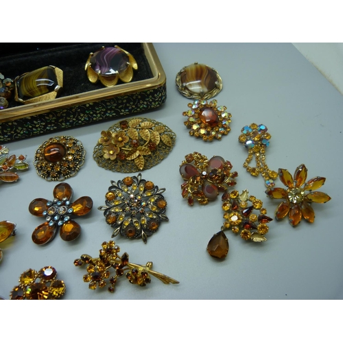 858 - A collection of brooches