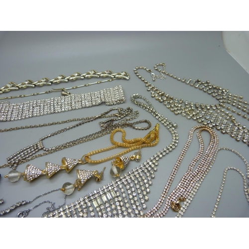 861 - Paste set jewellery