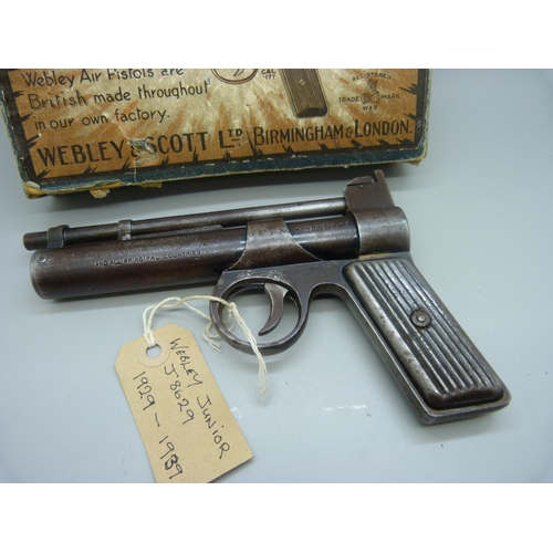 866 - A 1930's The Webley 'Junior' .177 target shooting air pistol, No.219872, box a/f