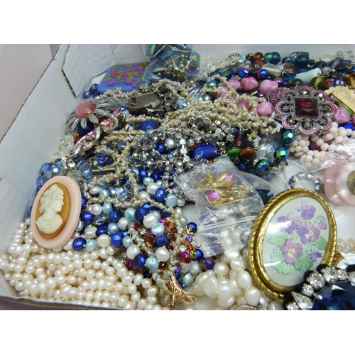 868 - Costume jewellery