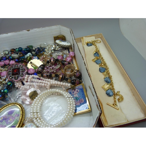 868 - Costume jewellery