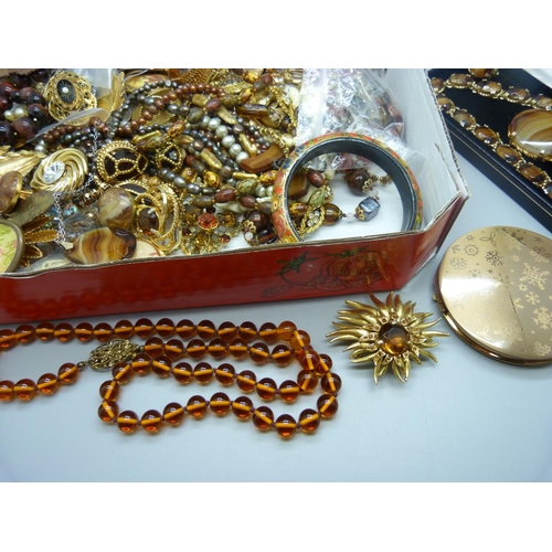 869 - Costume jewellery and a compact