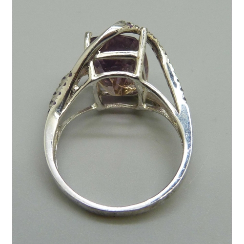 886 - A large silver and pink stone ring, R