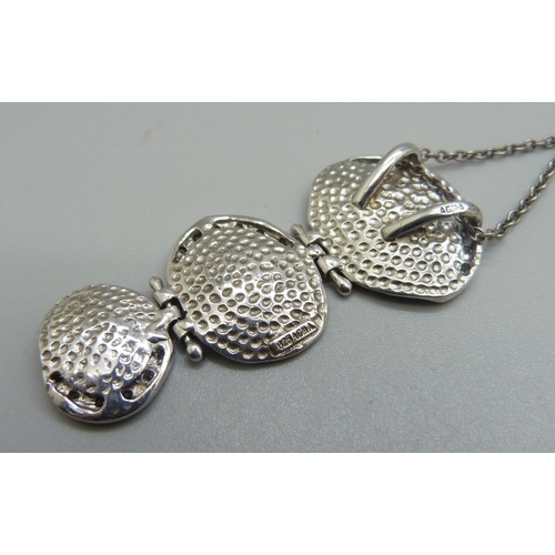 892 - A silver necklace