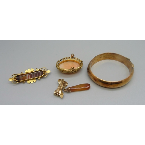 893 - An agate brooch, a drop brooch, a cameo brooch, lacking pin, and a plated bangle