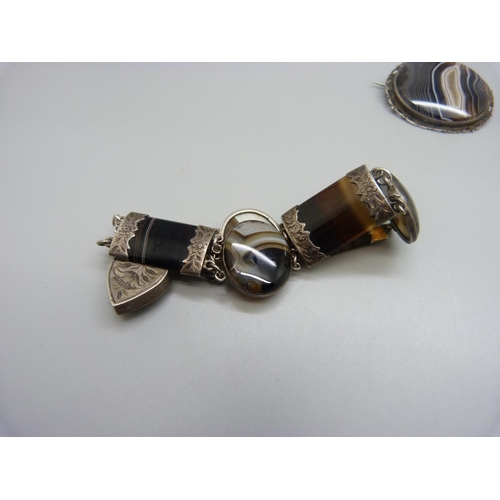 897 - An agate set bracelet and two brooches, (one brooch cracked)