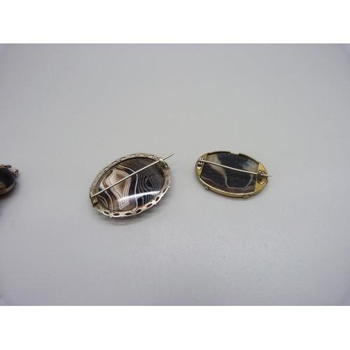 897 - An agate set bracelet and two brooches, (one brooch cracked)