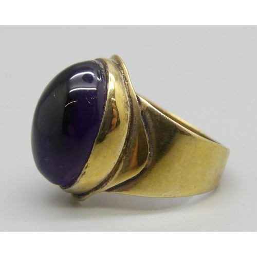 910 - A silver gilt cabochon amethyst ring, M