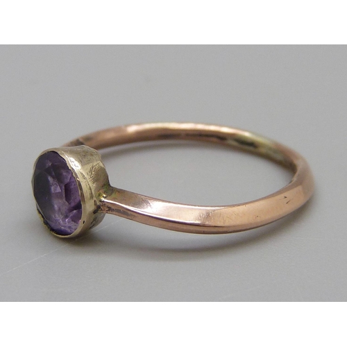 914 - A 9ct gold and amethyst ring, 1.9g, N, a/f