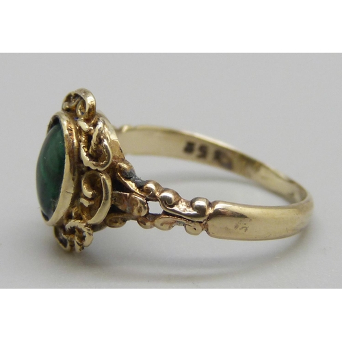 919 - A 9ct gold and malachite ring, N, 2.4g